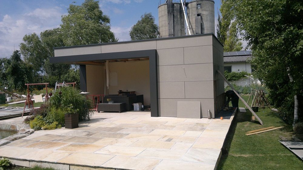 In einem Hinterhof wird ein großes Gebäude errichtet