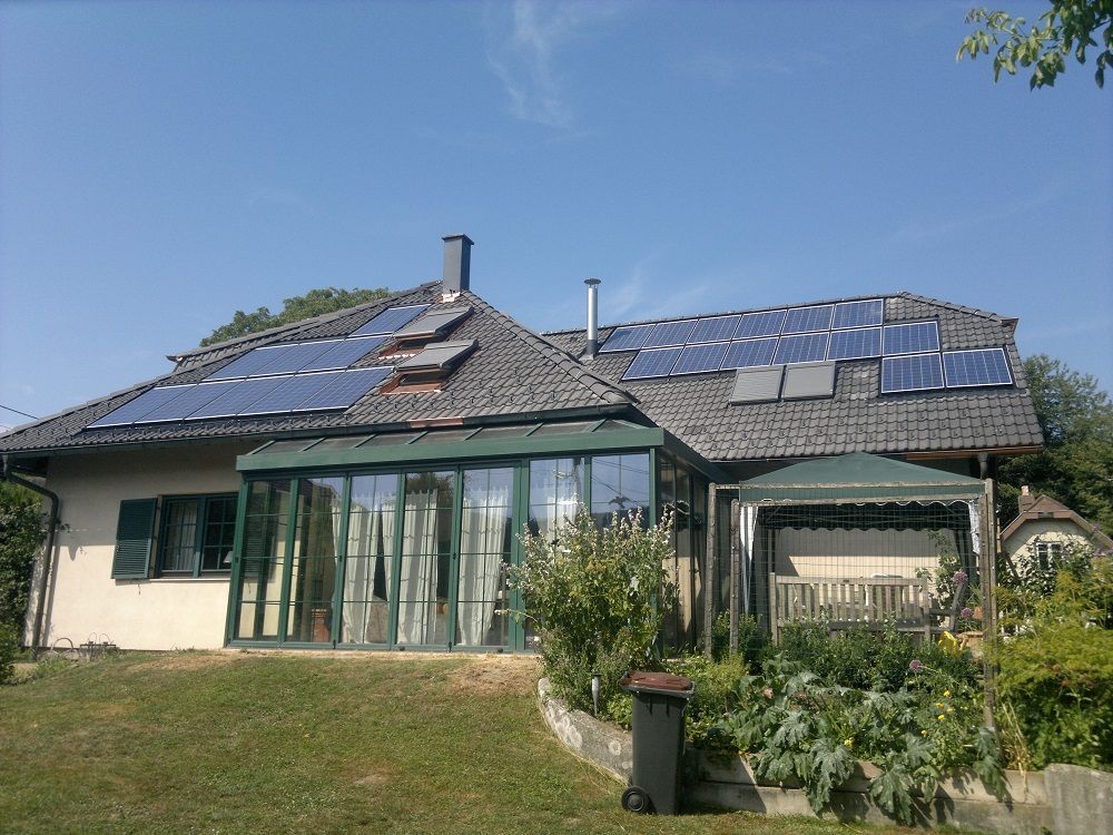 Ein Haus mit Solarzellen auf dem Dach