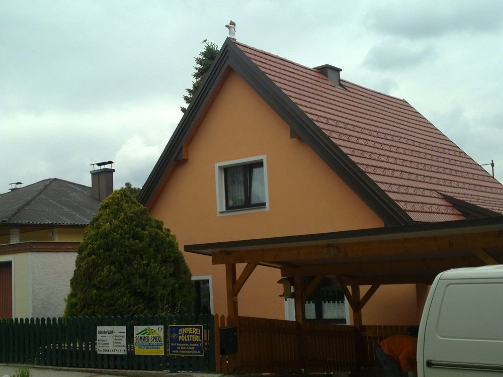 Ein weißer Lieferwagen steht vor einem Haus