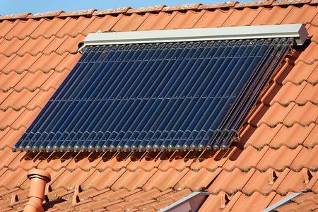 Ein Solarpanel ist auf dem Dach eines Hauses montiert