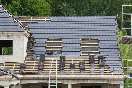 Ein Haus wird gebaut und das Dach wird montiert.