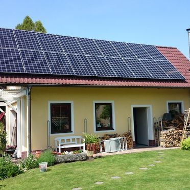 Ein Haus mit vielen Solarmodulen auf dem Dach