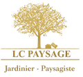 Logo doré pour LC PAYSAGE, présentant un arbre stylisé au-dessus du texte « LC PAYSAGE » et « Jardinier - Paysagiste ».