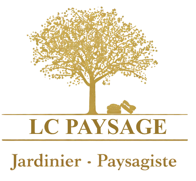 Logo doré pour LC PAYSAGE, présentant un arbre stylisé au-dessus du texte « LC PAYSAGE » et « Jardinier - Paysagiste ».