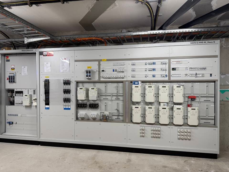 Grosser industrieller elektrischer Schaltschrank mit Zählern, Schaltern und Verkabelung in einem Hauswirtschaftsraum