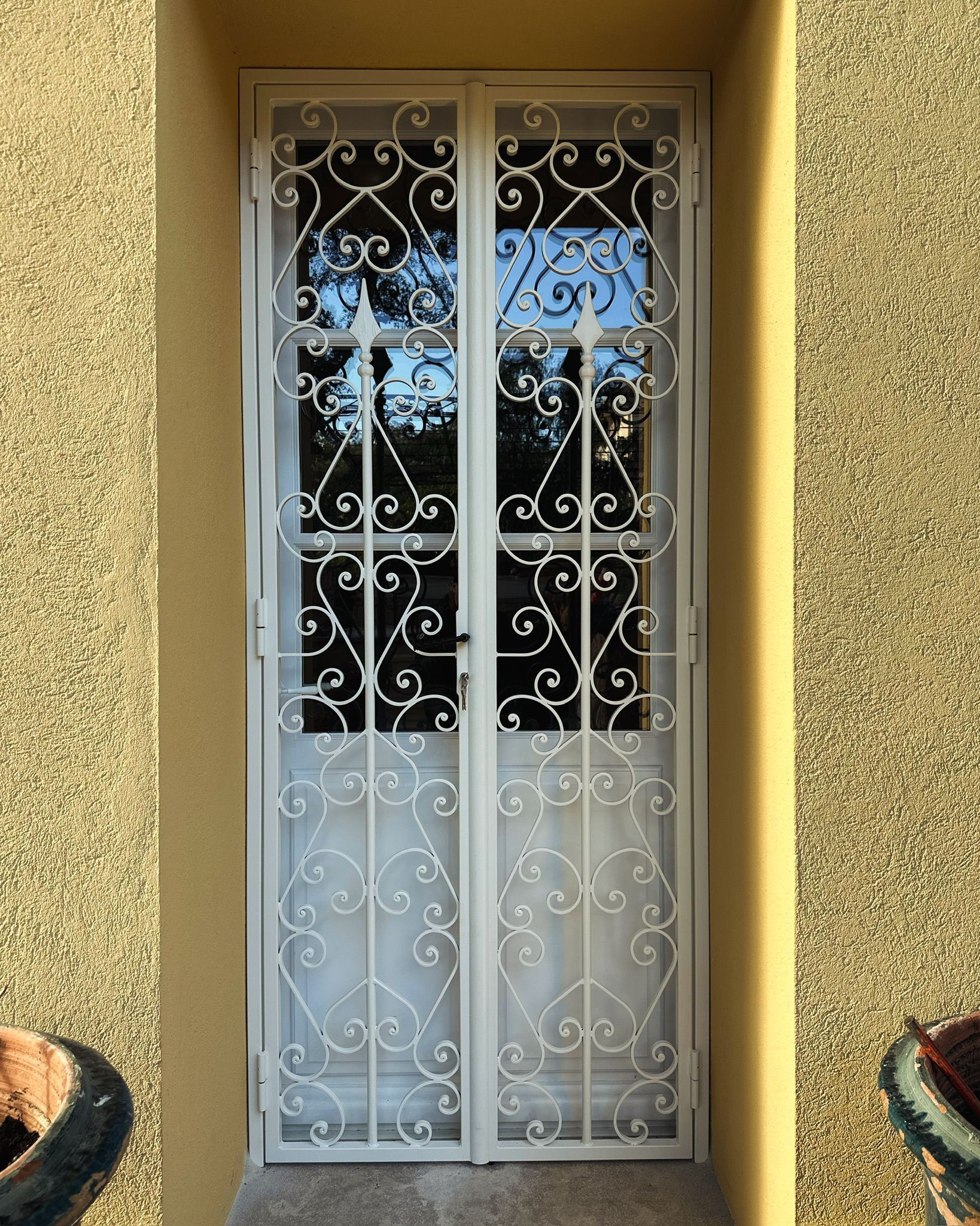 Grille en acier devant porte d'entrée