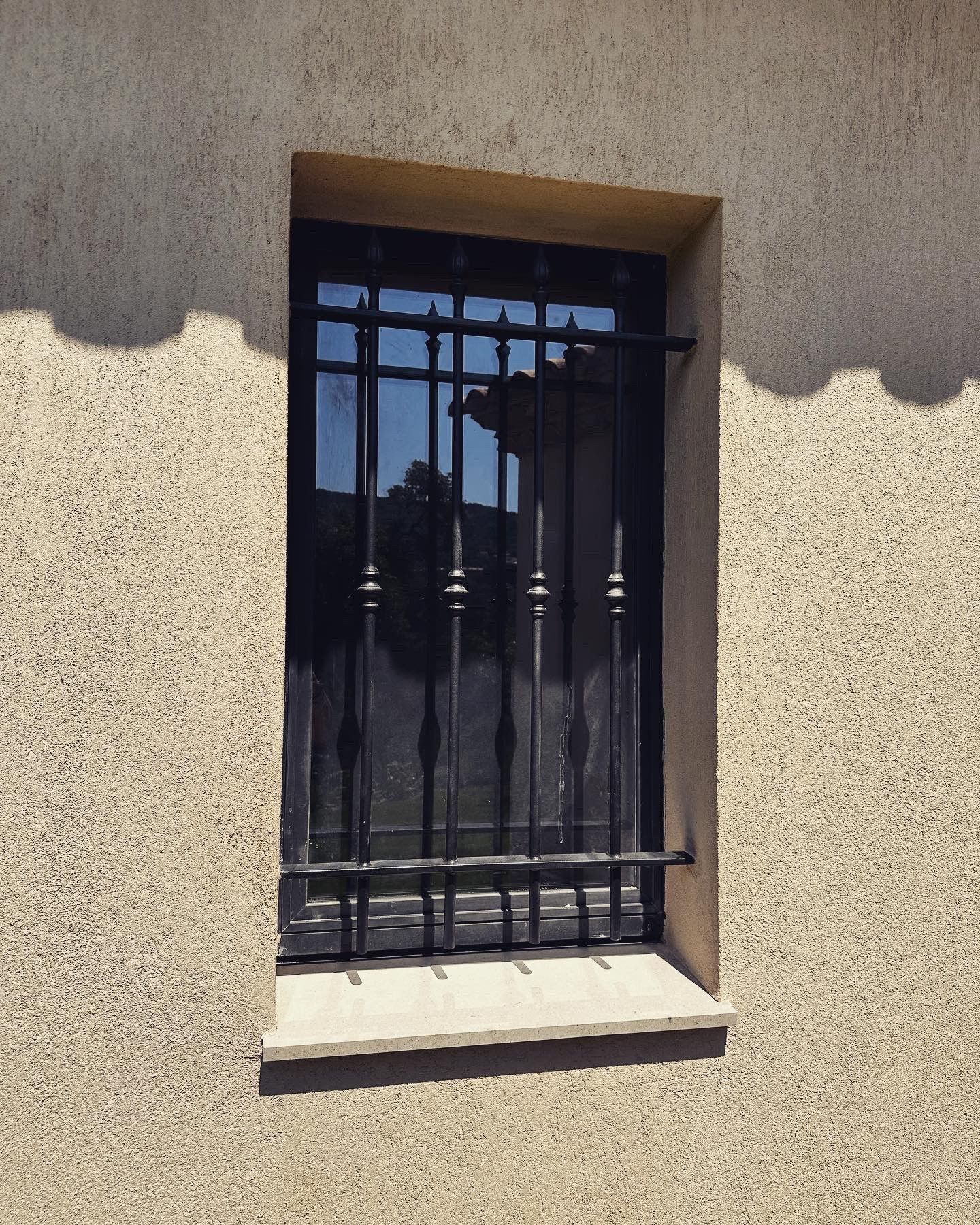 Grille de défense sur une fenêtre