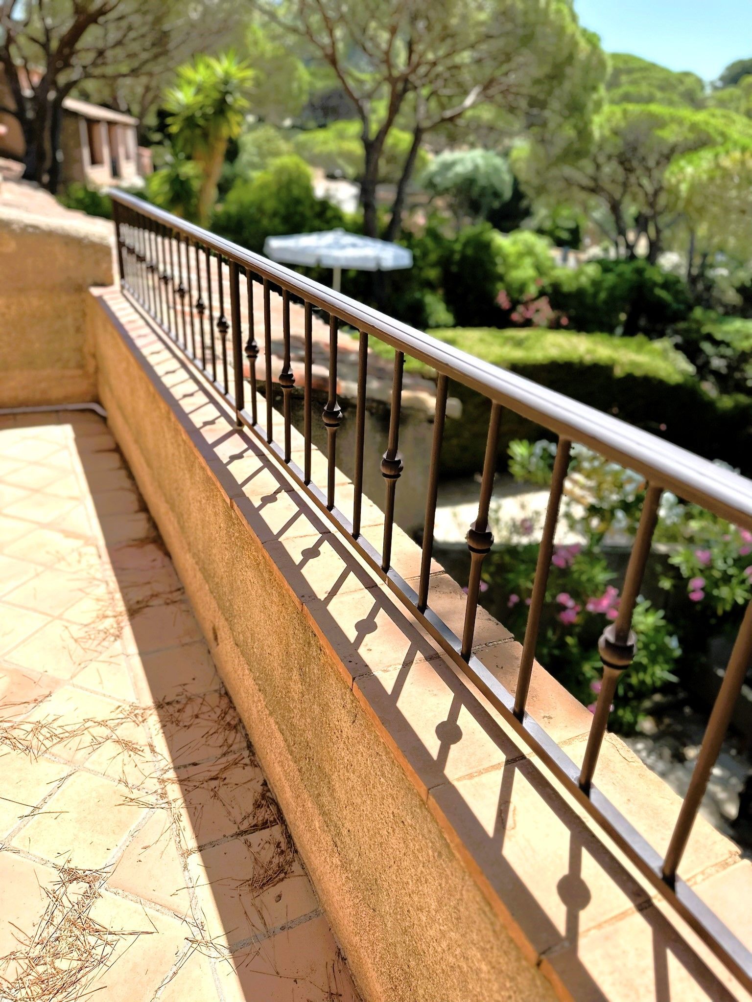 Garde corps marron sur terrasse