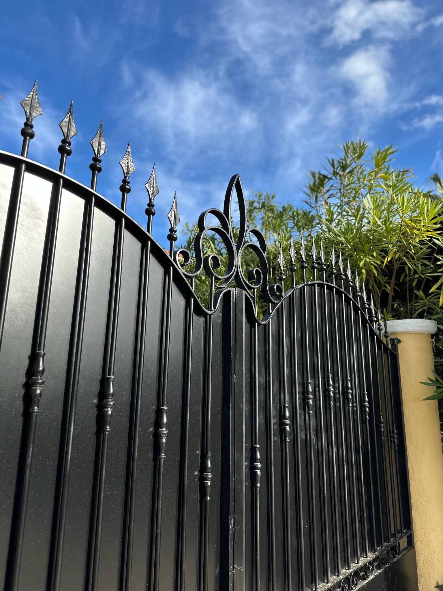 Portail noir en fer forgé