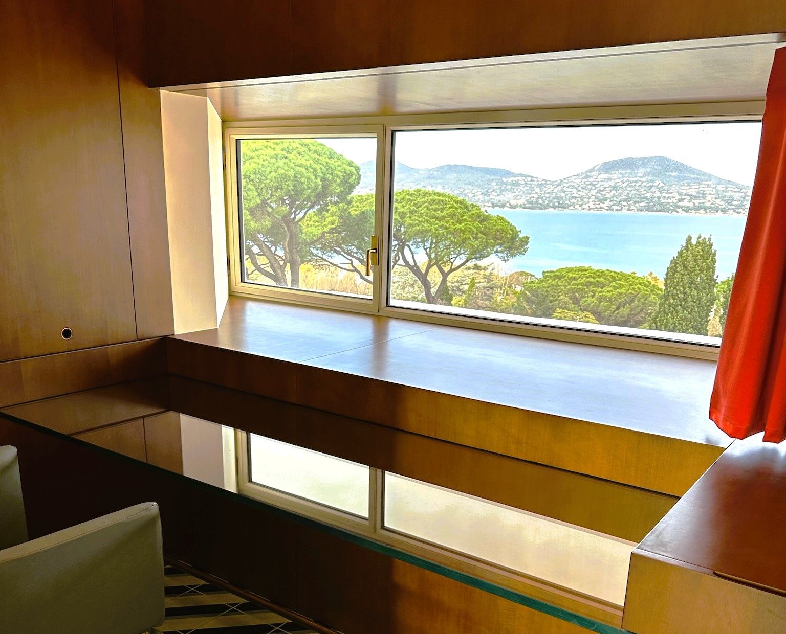 Fenêtre en acier donnant sur une vue de mer