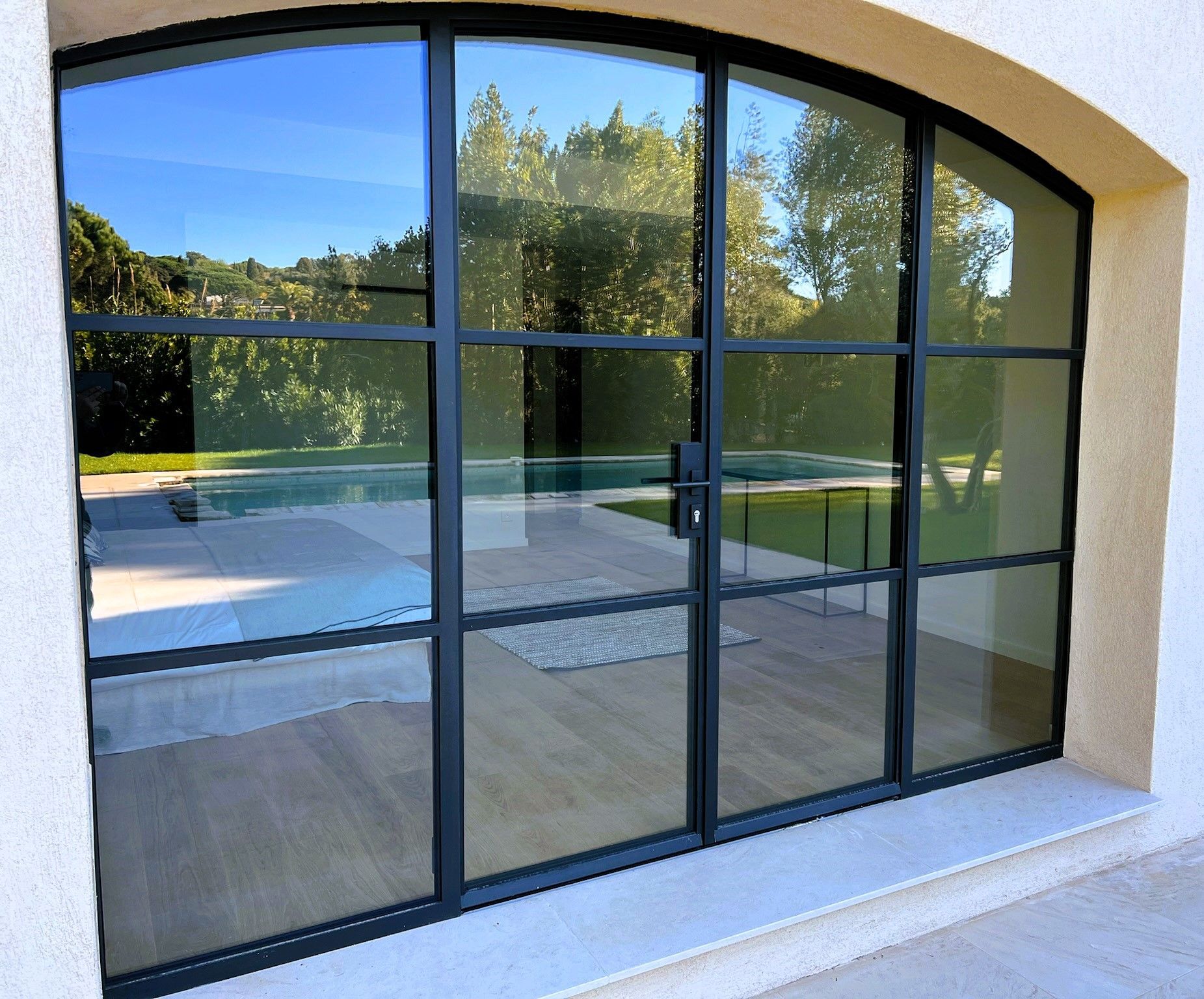 Fenêtre à carreaux multiples en acier