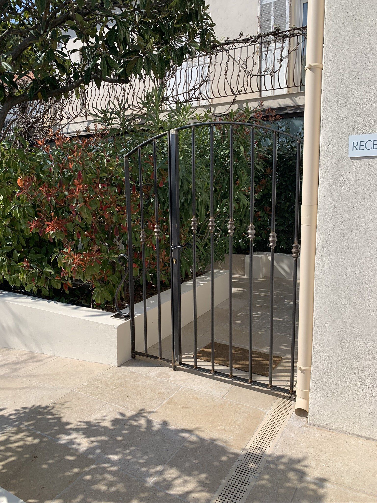 Portillon extérieur donnant sur cour