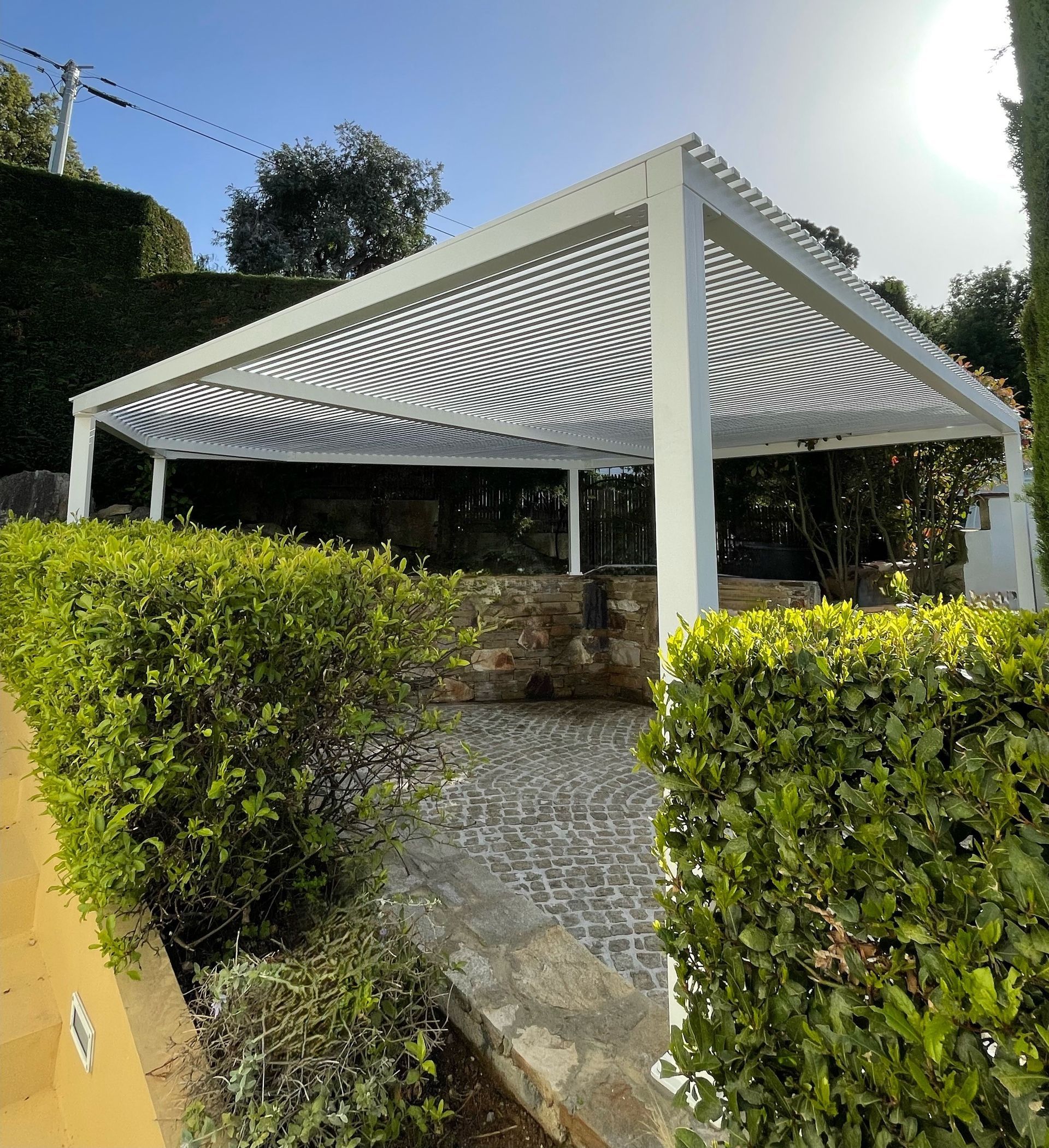 Abri voiture à l'extérieur