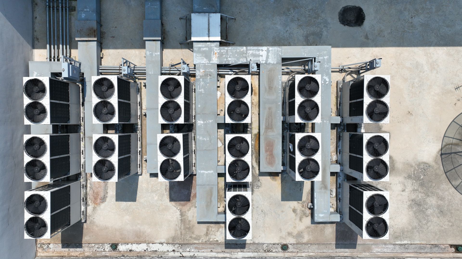 Vista dall'alto delle unità di condizionamento dell'aria su un tetto.