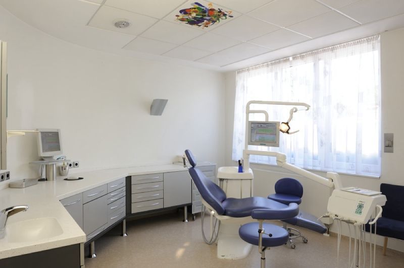 zahnarztstuhl in der praxis