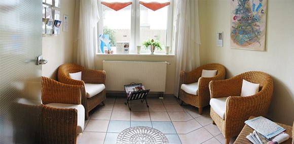 Wartezimmer mit Zeitschriften und Sitzgelegenheiten