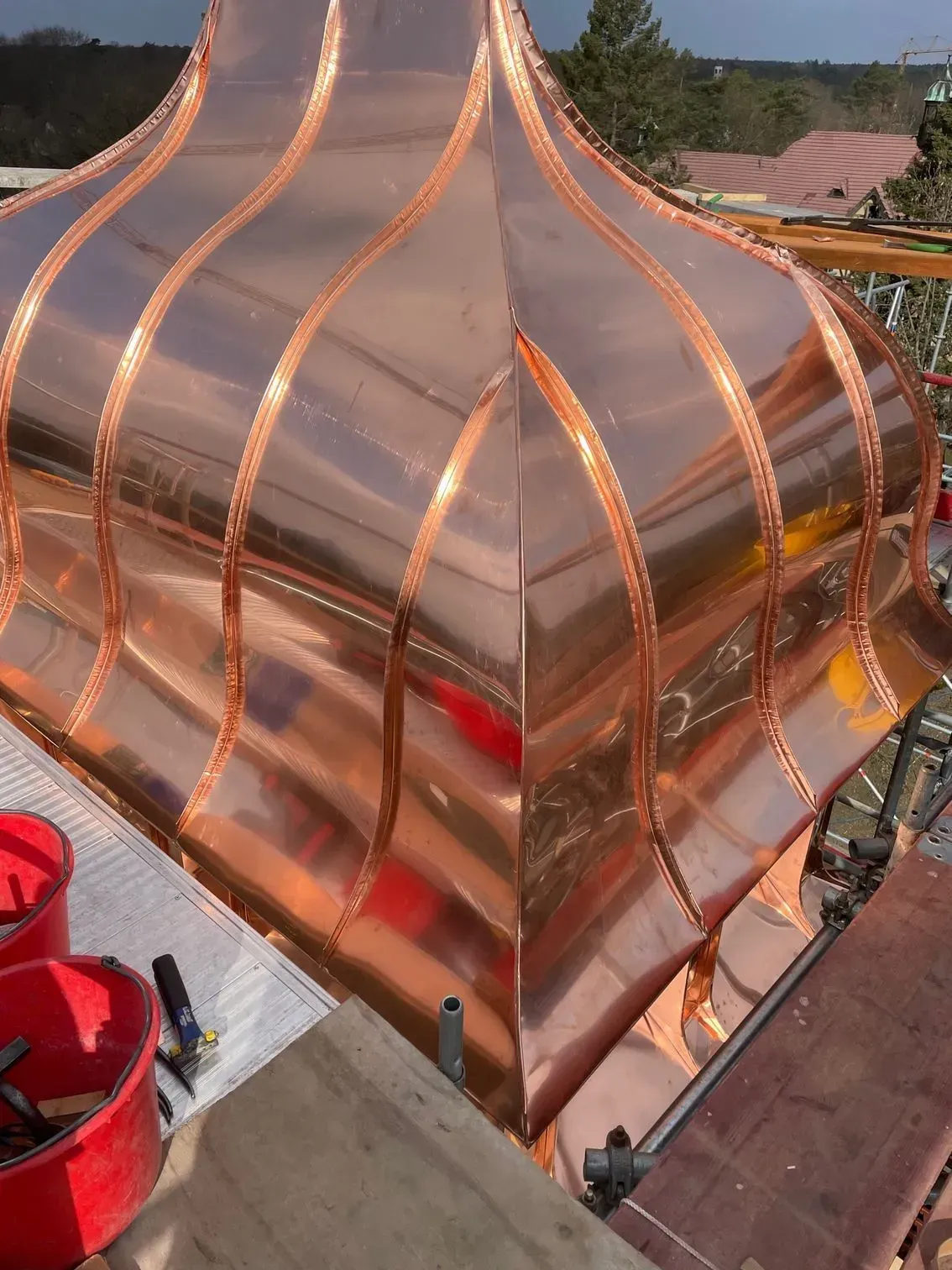 Auf einem Gebäude wird eine Kupferkuppel errichtet