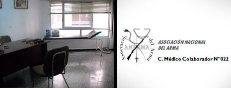 Oficina vacía con escritorio, silla, ventana y logotipo en la pared con texto en español.