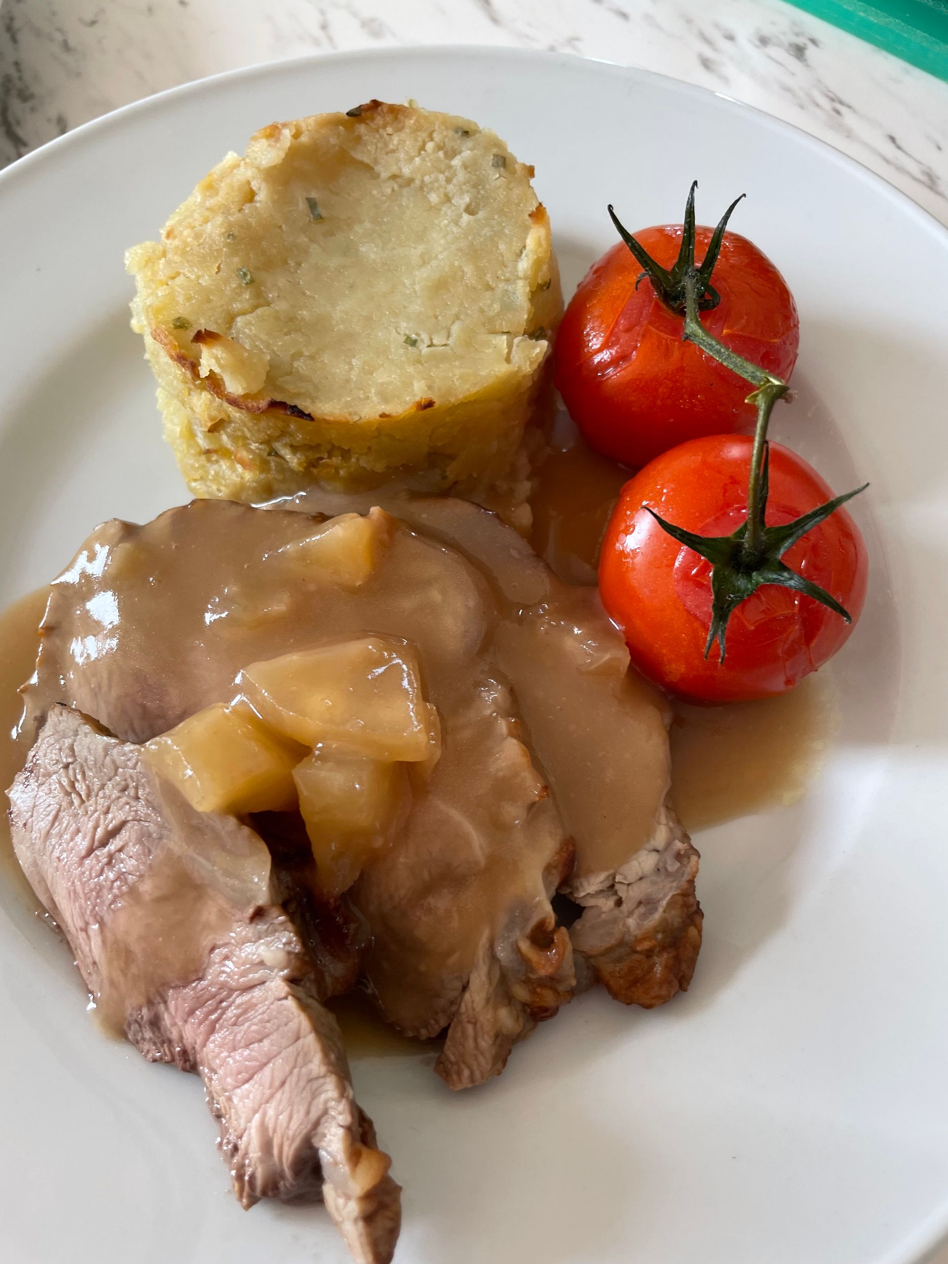 Plat créatif de viande et tomates