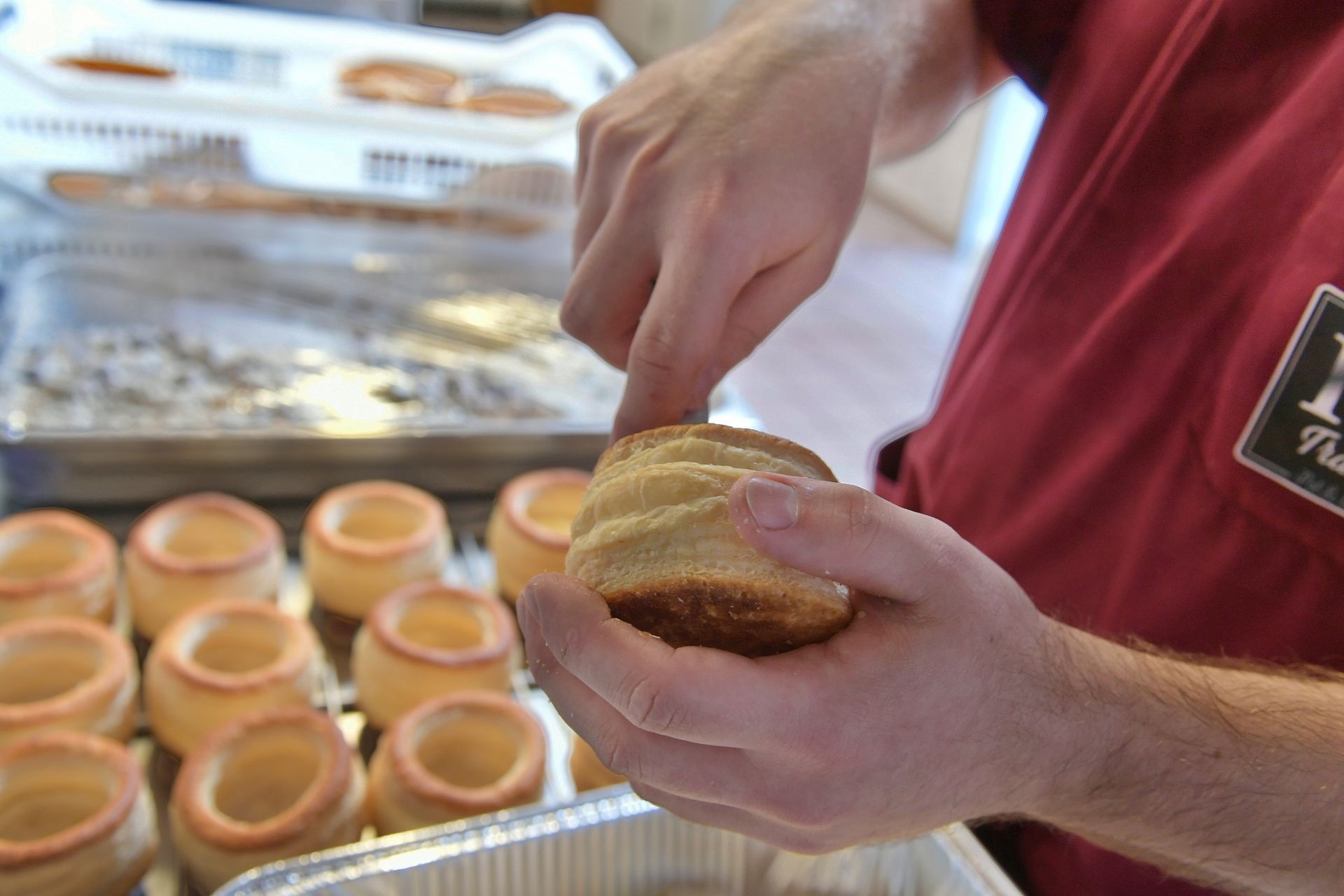 Traiteur manipulant un feuilleté