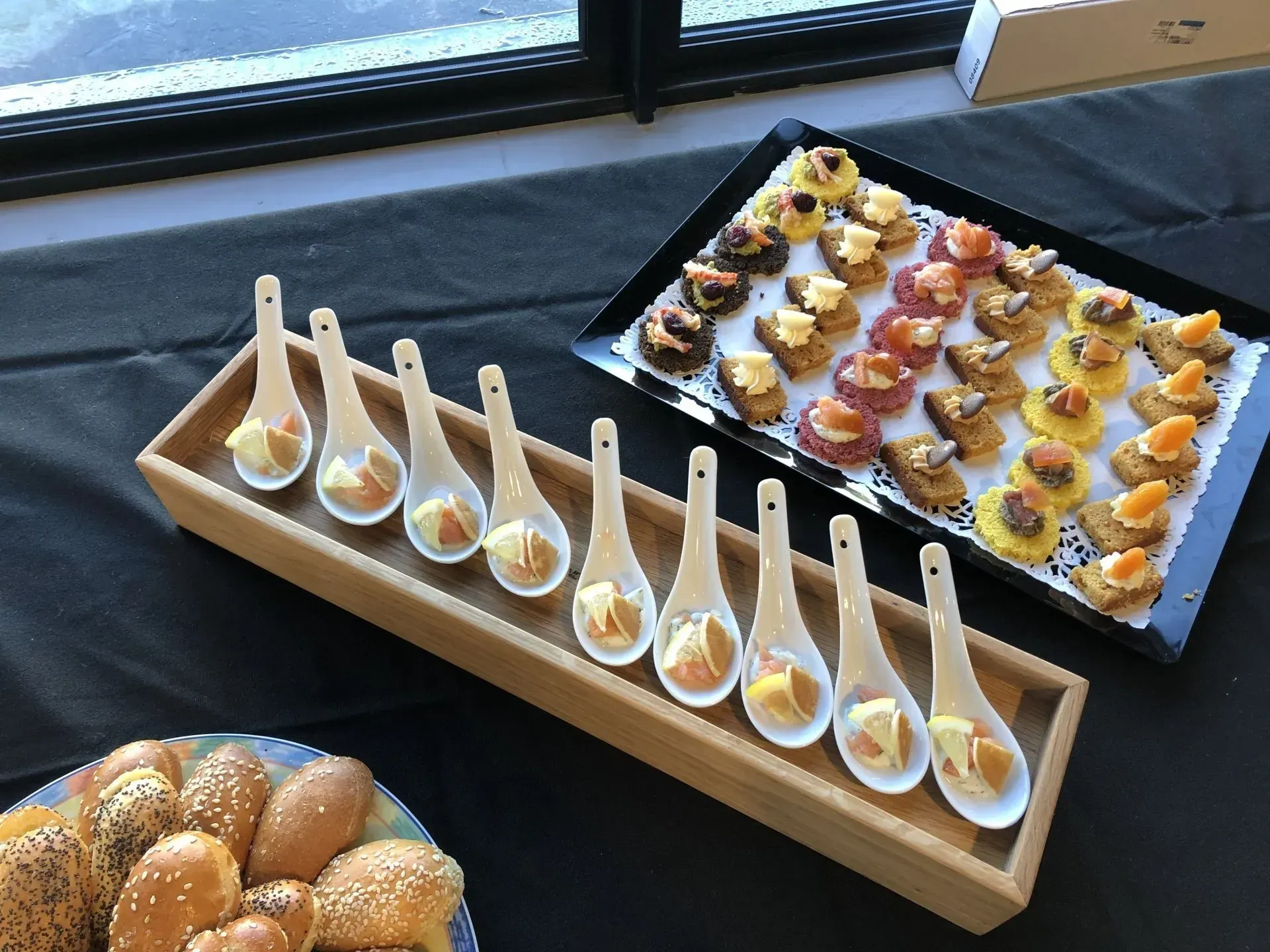 Petits pains, bouchées de crevettes et canapés divers