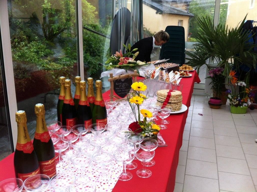 Table de réception décorée et verres de cocktail