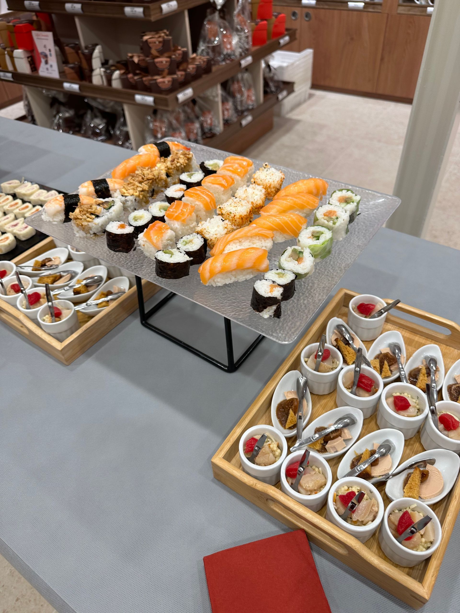 Plateaux de verrines et de sushis