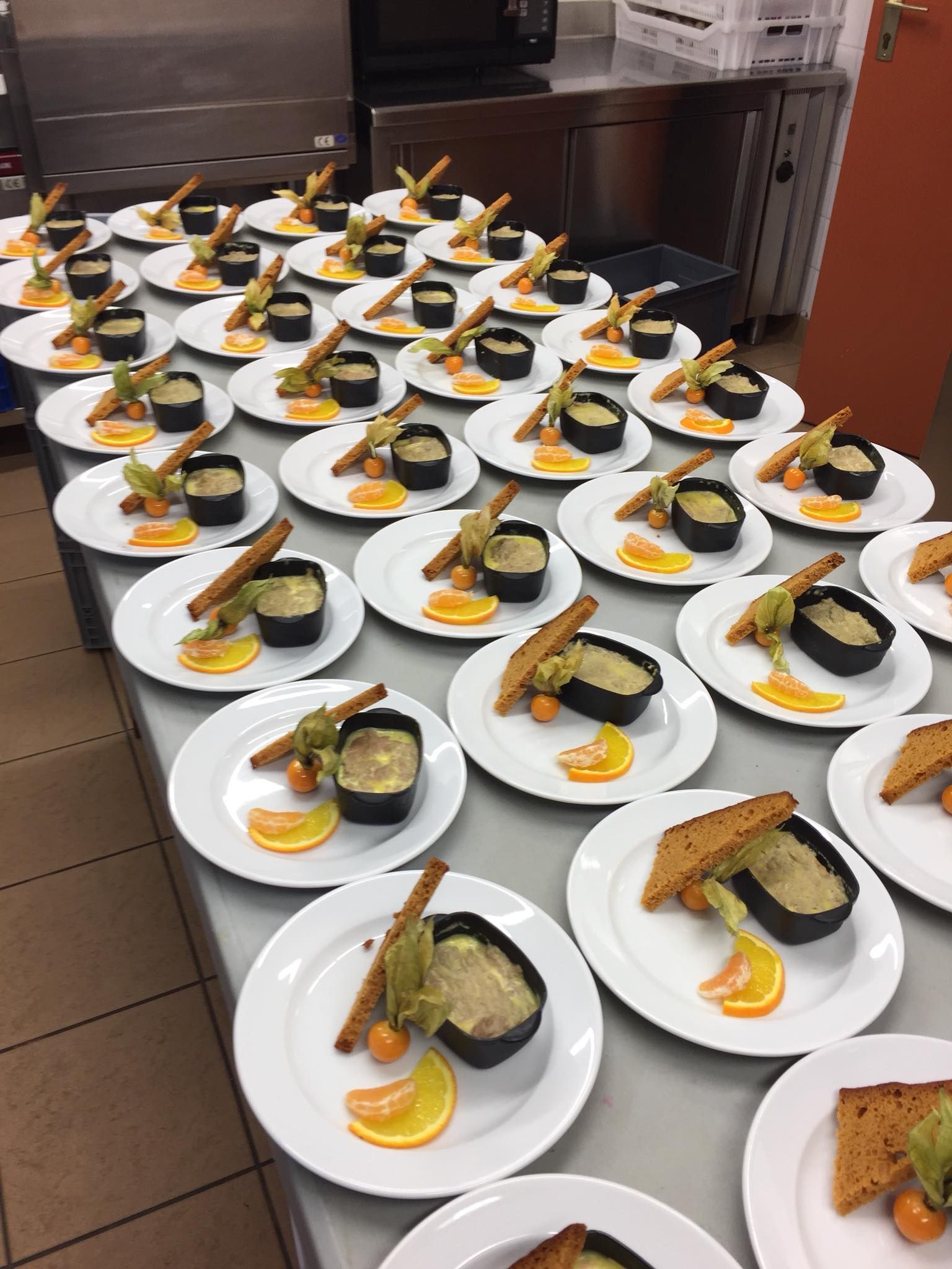 Présentation d'assiettes dressées pour une réception