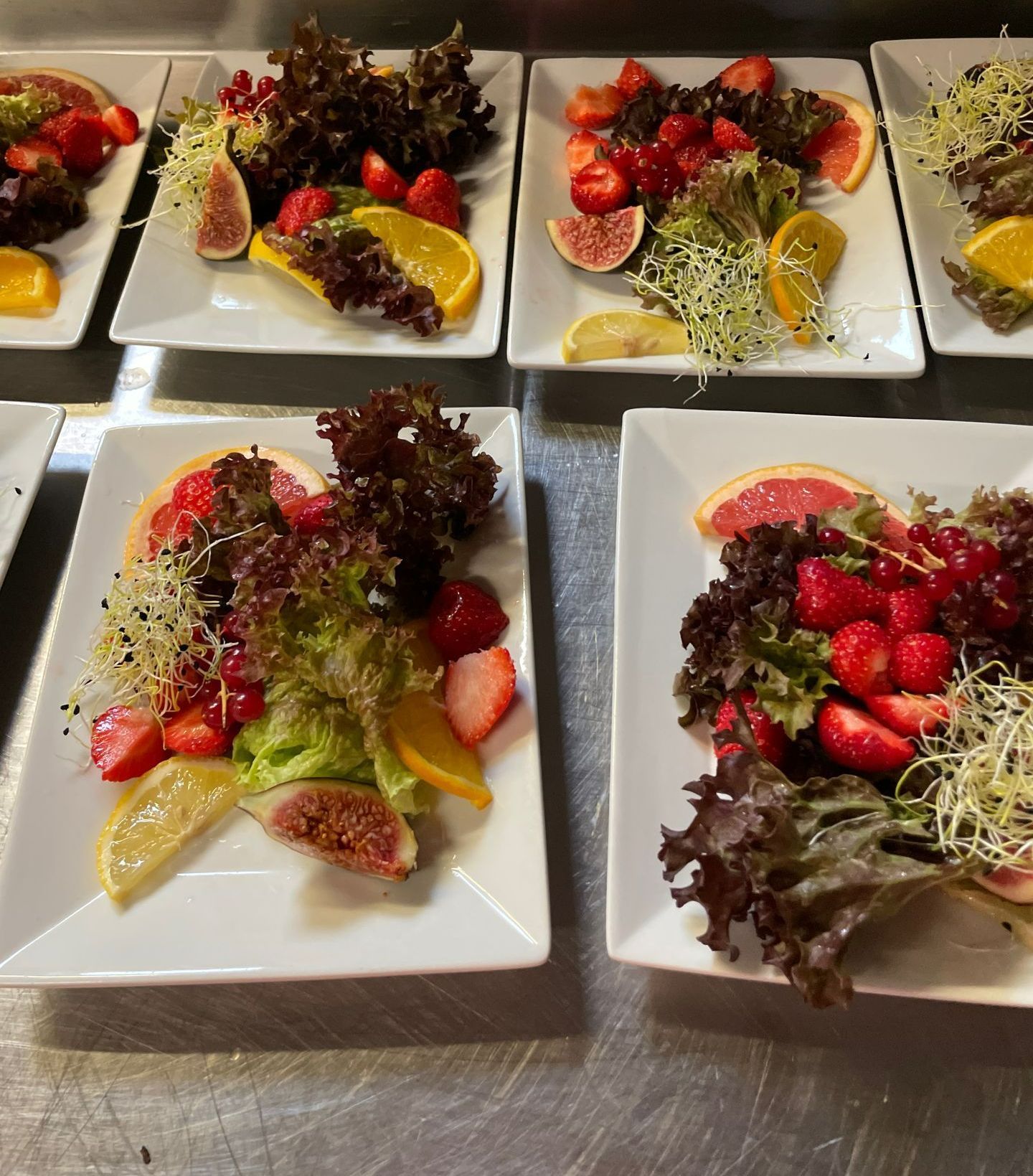 Assiettes de fruits et de salade