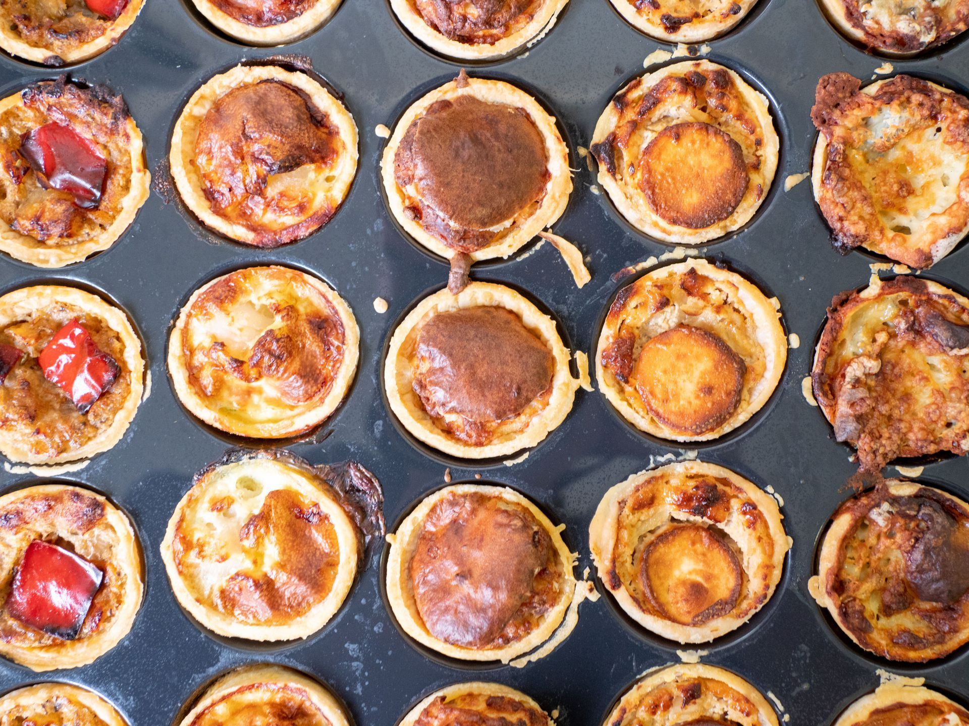 Photo de quiches sur un plat de cuisson