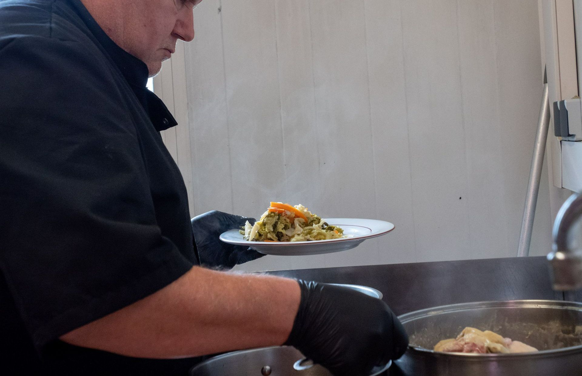 Chef à domicile servant un plat