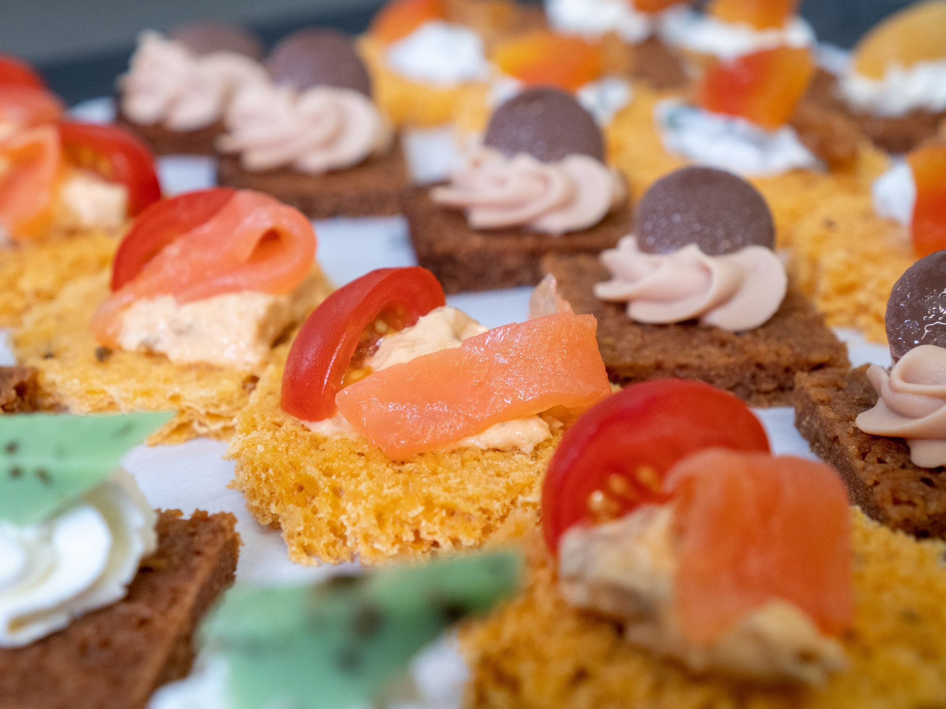 Divers canapés salés et sucrés