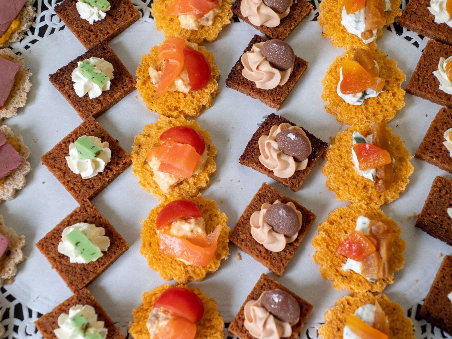Photo de canapés apéritifs et minidesserts