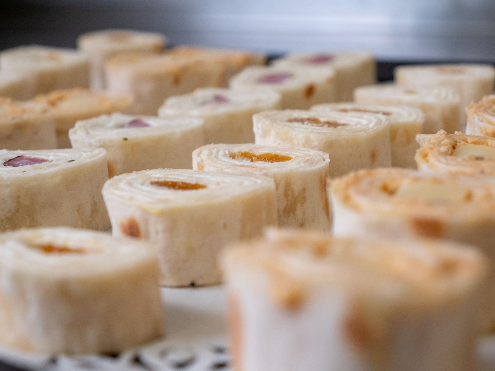 Photo de canapés apéritifs et petits pains