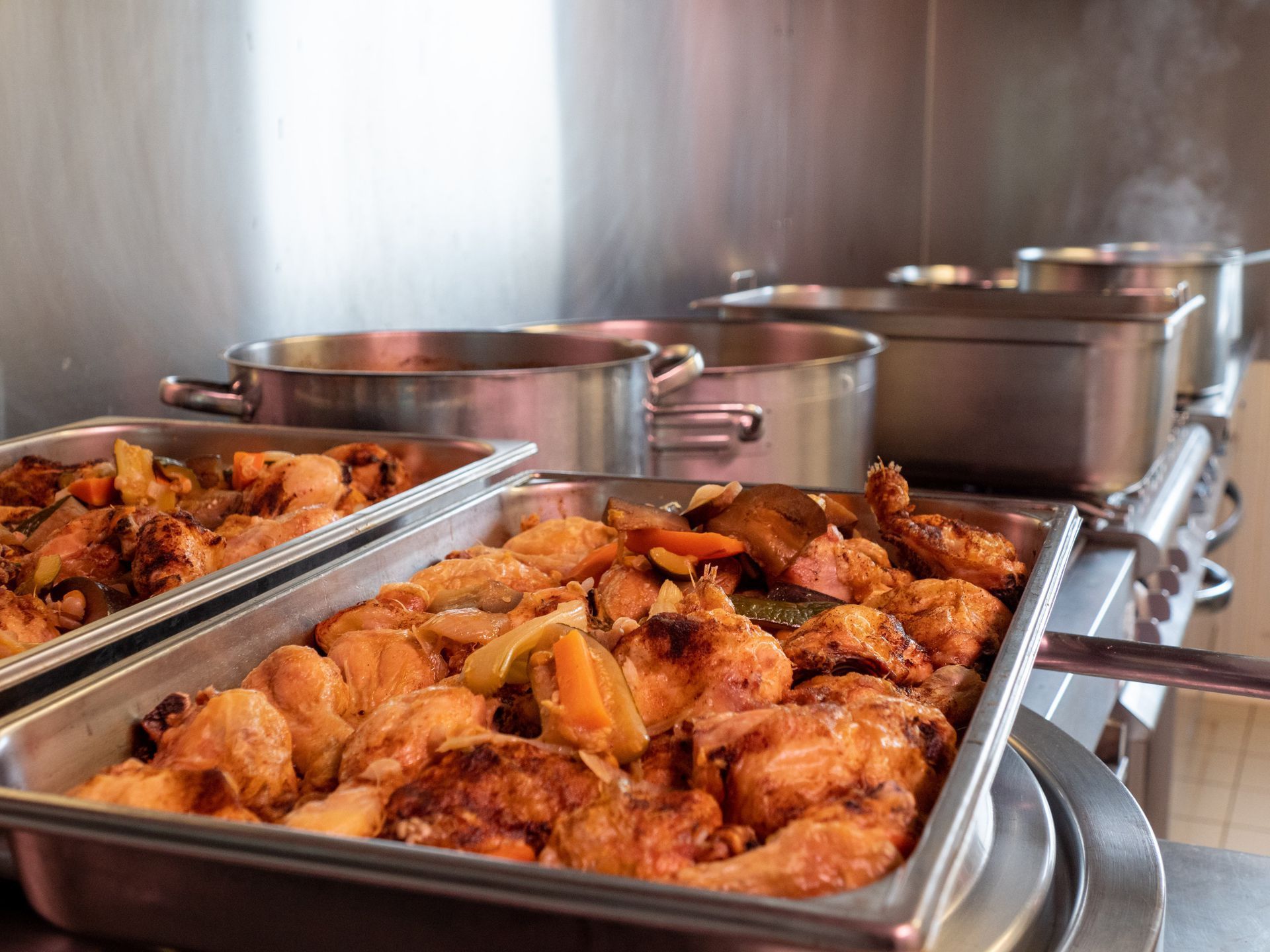 Cuisses de poulet dans un plateau en métal