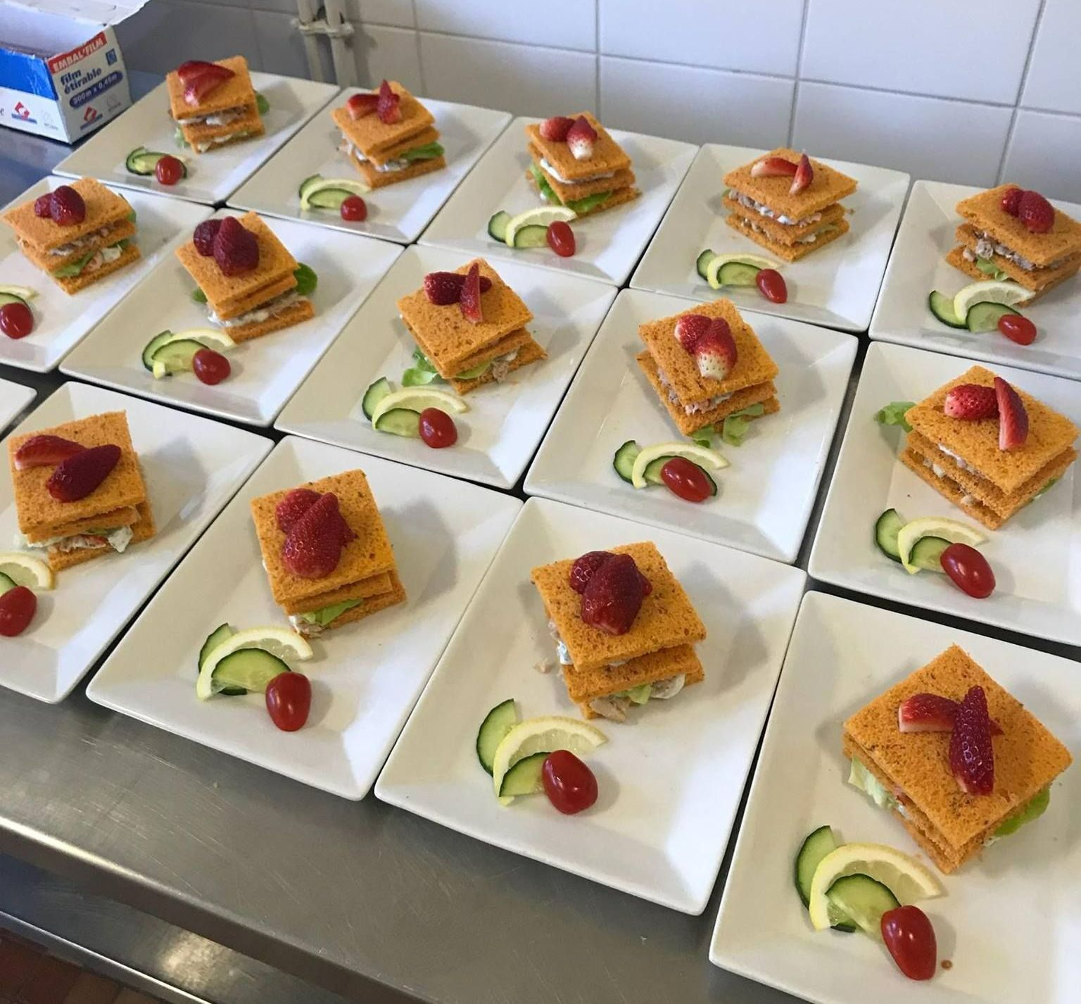 Canapés sur des assiettes carrées