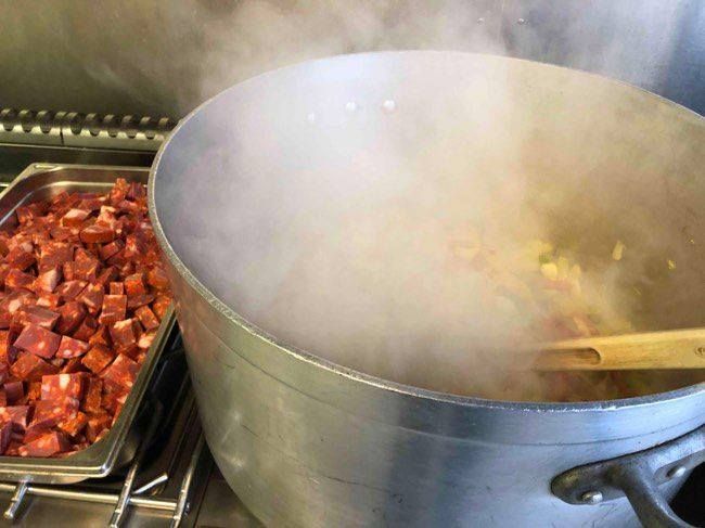 Photo d'aliments mijotant dans une marmite qui fume