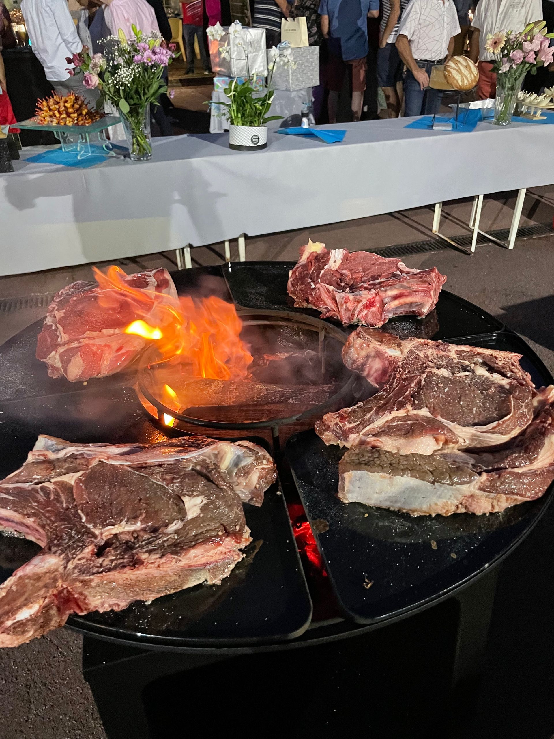Grillade de viande sur un poêle à bois
