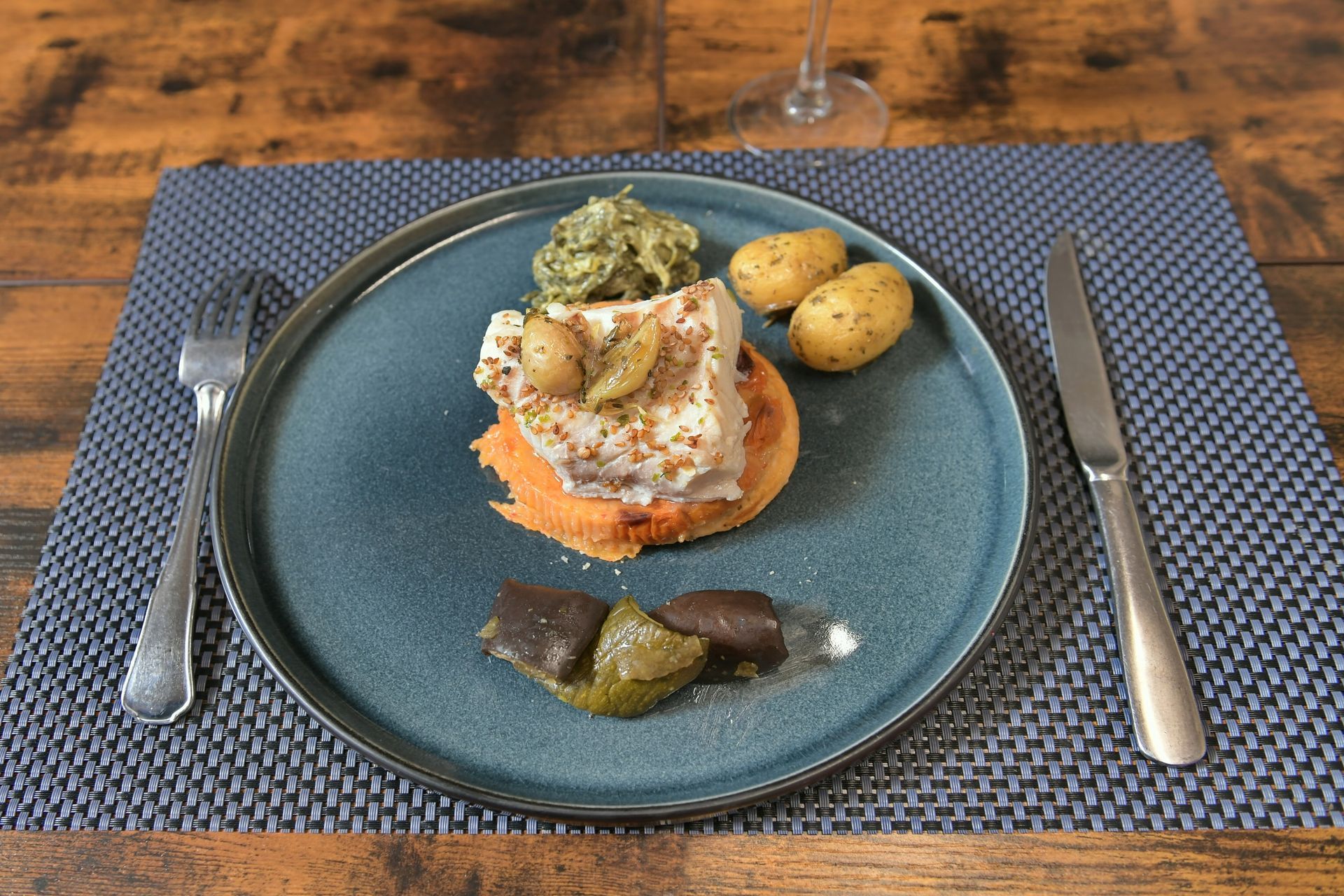 Assiette ronde bleue d'un plat original