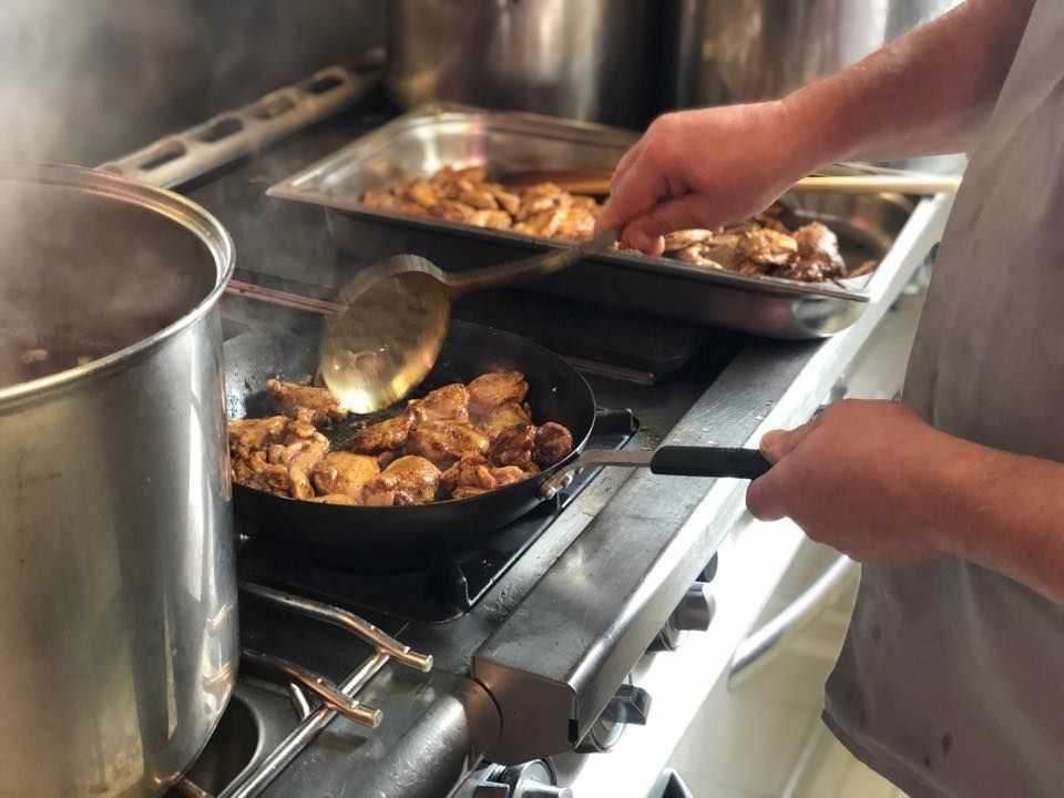 Chef à domicile cuisinant un plat de viande