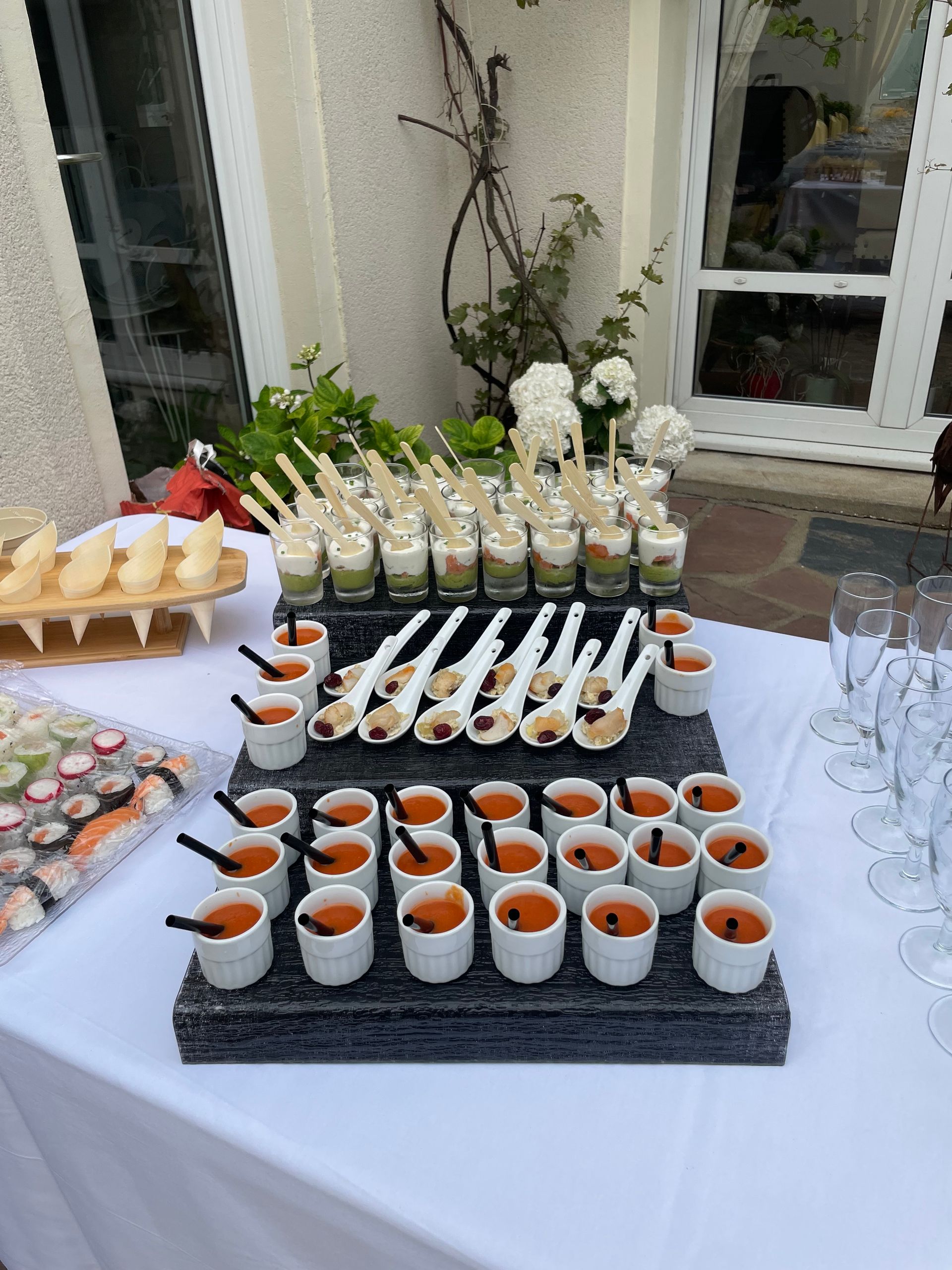 Verrines avec diverses petits-fours : traiteur à domicile