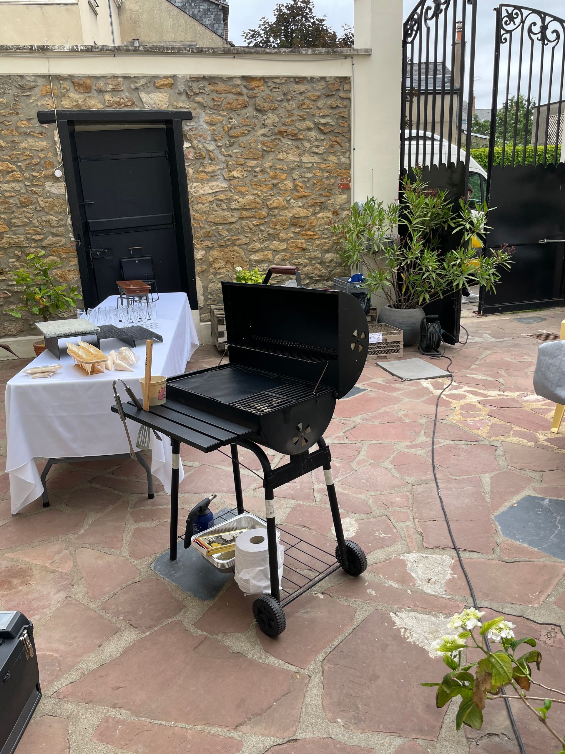 Barbecue et table dressée