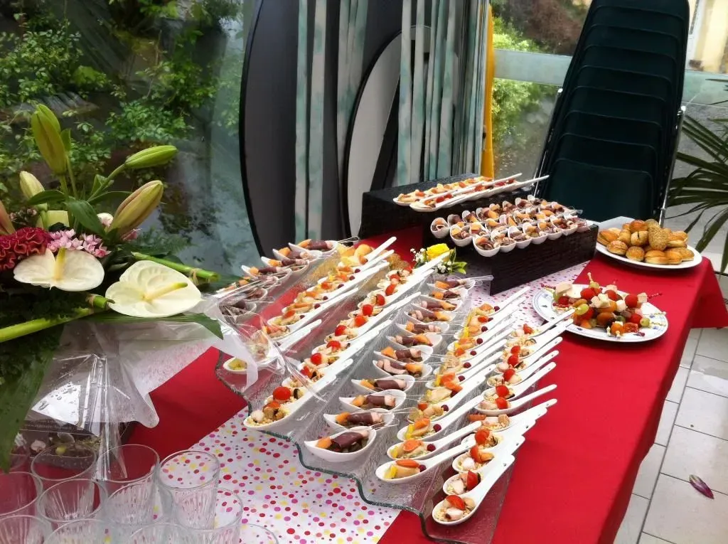 Présentation sur table de divers amuse-gueules