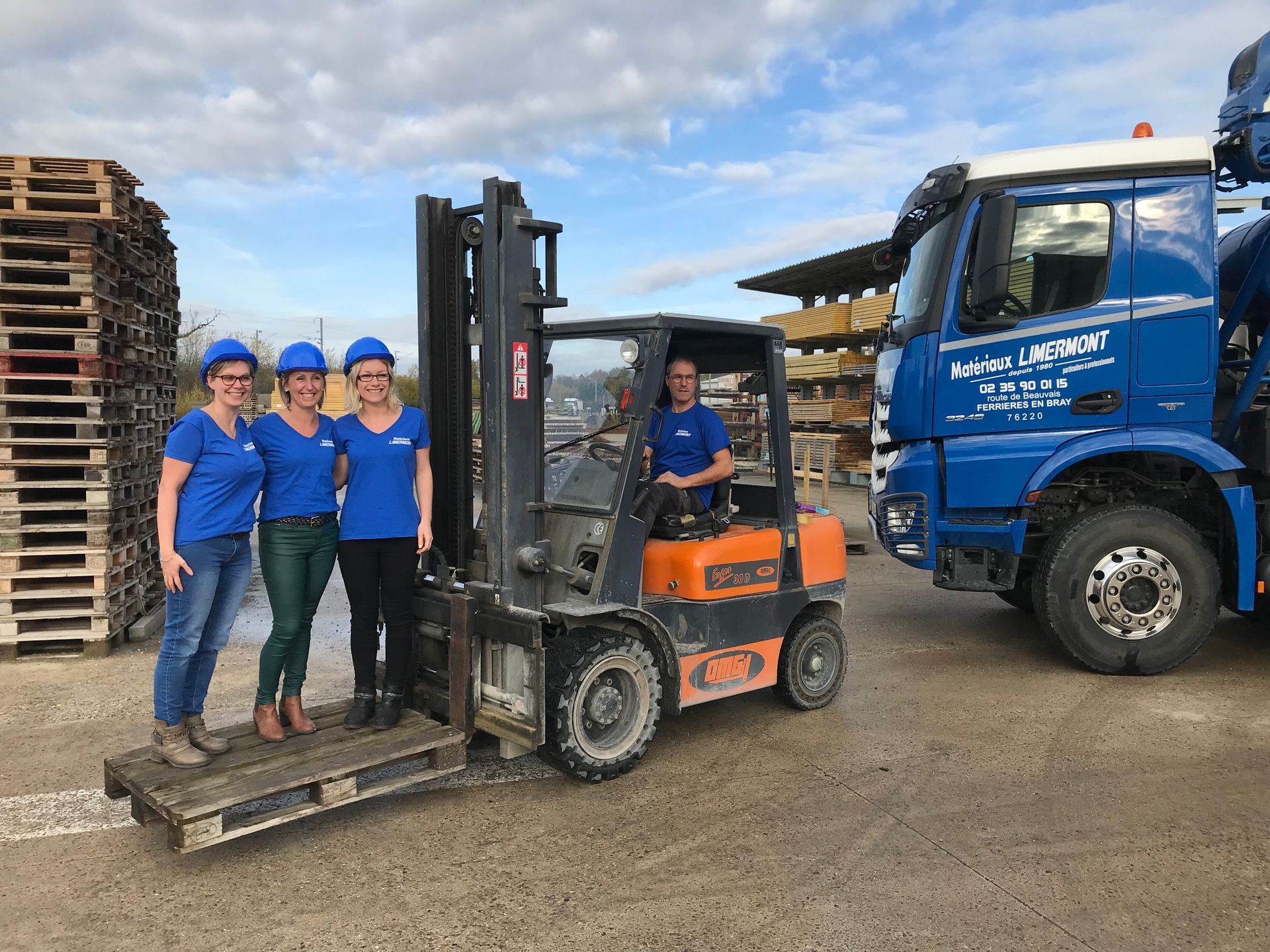 Femmes sur un transpalette