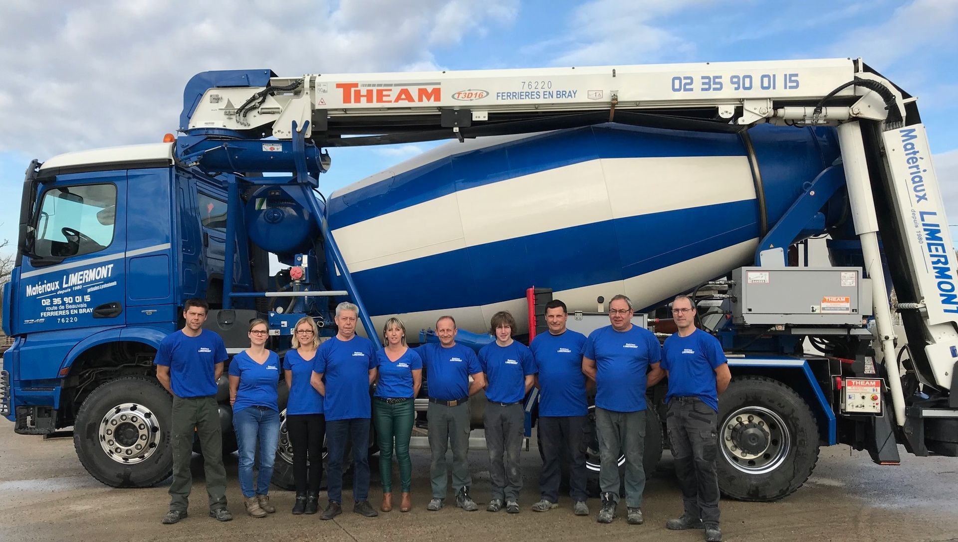 Employés devant une toupie à ciment