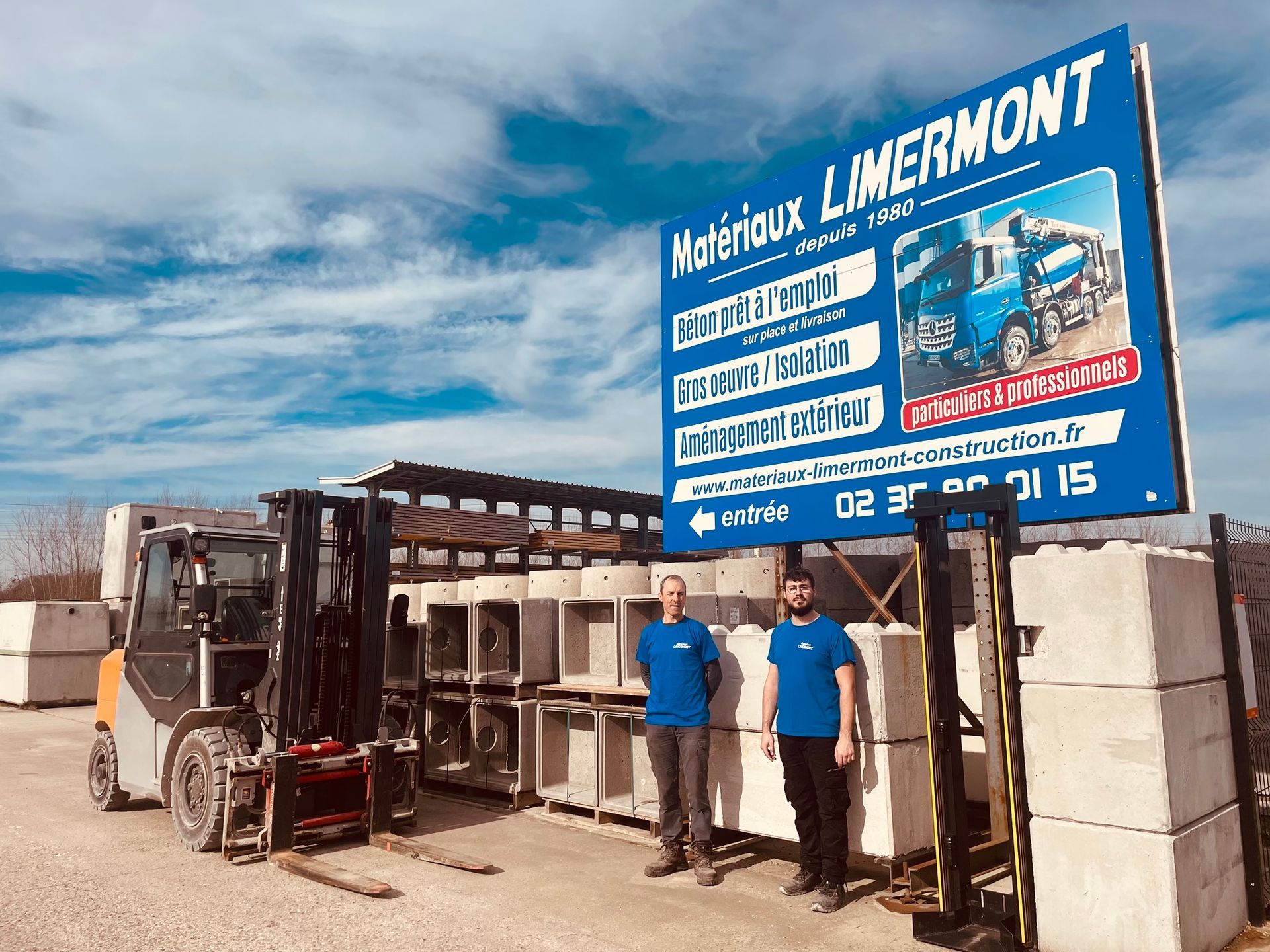 Employés devant le panneau de l'entreprise