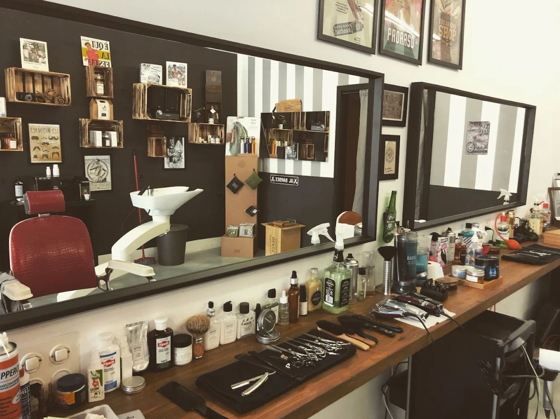 Interno di un barbiere, con specchi, poltrona da barbiere, prodotti per la cura della persona e decorazioni vintage.