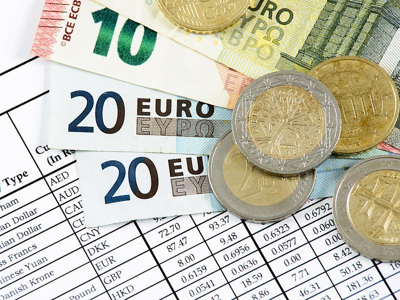 Feuille de papier avec des données et de l'argent posé dessus