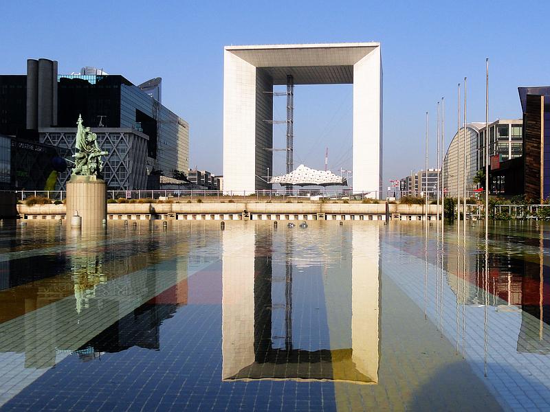 Meuble en forme de U derrière un point d'eau
