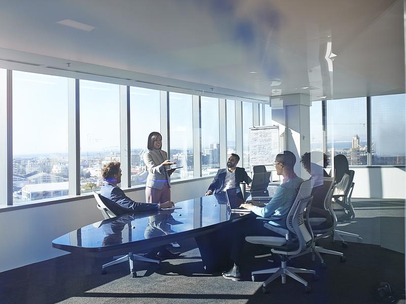 Plusieurs personnes discutant dans un bureau